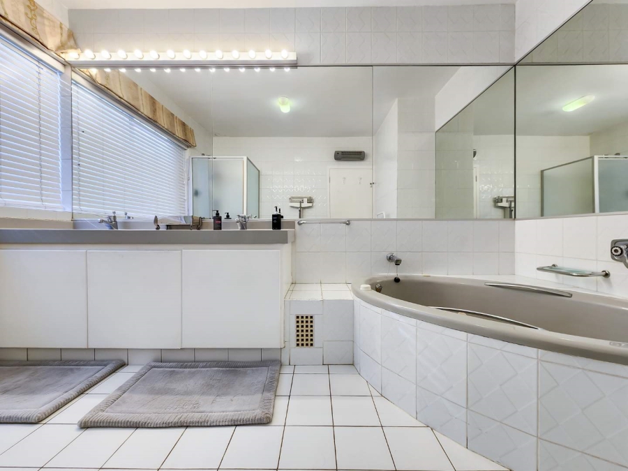 3 Bedroom Property for Sale in Sea Point Western Cape
